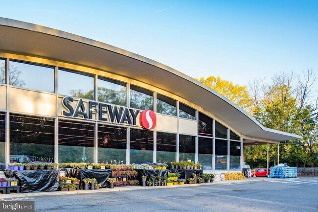 Building Photo - 8815 Surrey Ct