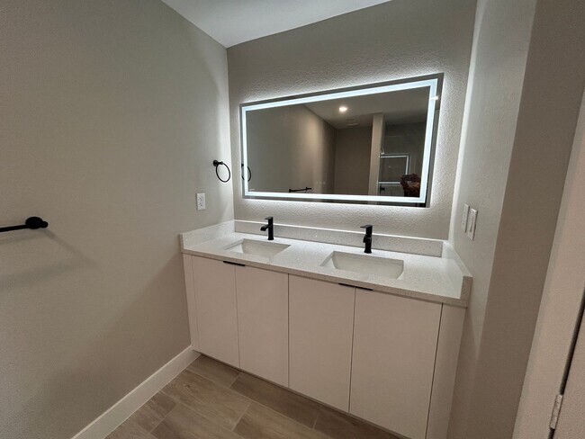 Building Photo - 2106 Nelson Rd N