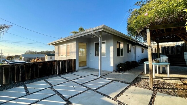 Building Photo - Stand-Alone 2 Bedroom Beach House, Single-Level with Garage