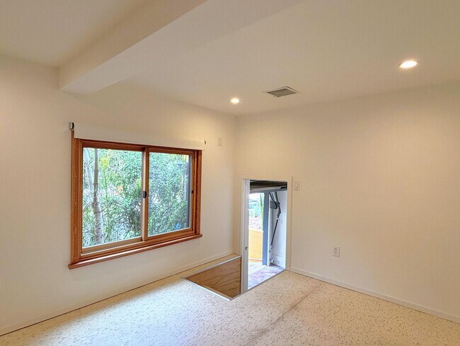 Building Photo - Serene 2bed /1 Bath Spanish Hideaway in He...