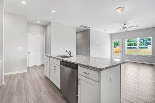 Building Photo - DRAKE ESTATES 3 BR | 2 BA Townhome w/ 2-Ca...