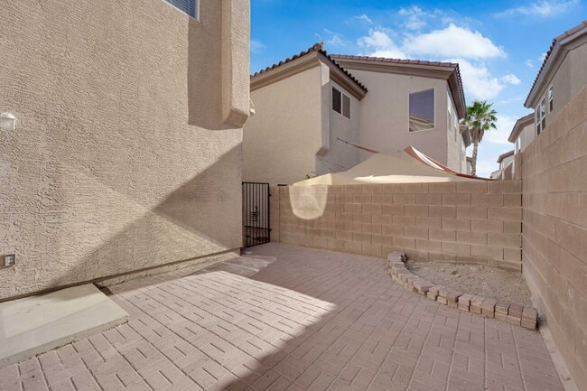 Building Photo - Beautiful 3-bedroom, 2.5-bathroom home loc...