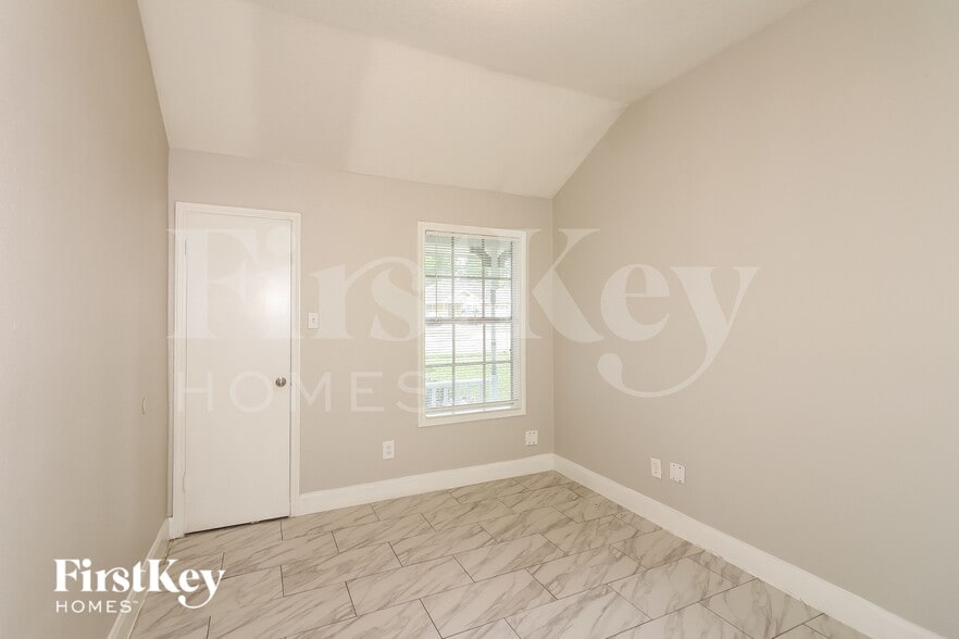 Building Photo - 15422 Pebble Lake Dr