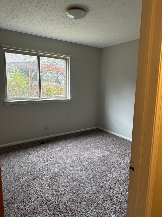 Building Photo - 6722 E 75th St S