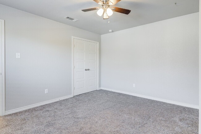 Building Photo - Two Story, 2 Bed / 1.5 Bath Duplex with Mo...