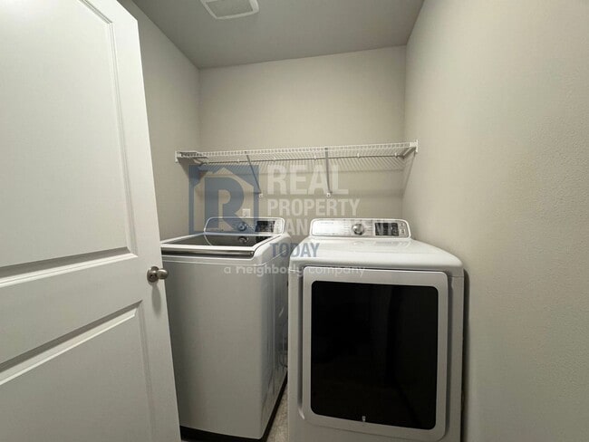 Building Photo - Stunning 5 Bedroom! Great Location!