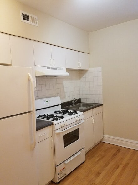 Building Photo - 4520 W Wellington Ave