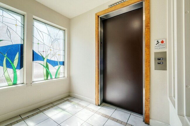 Building Photo - Advent - Low Deposit W/ Laundry & Parking!
