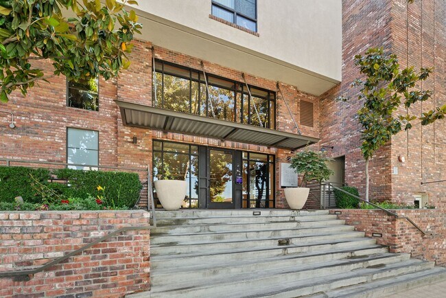 Building Photo - Modern and Luxurious 1 Bedroom 1 Bath Condo in the Desirable Brickyard Community