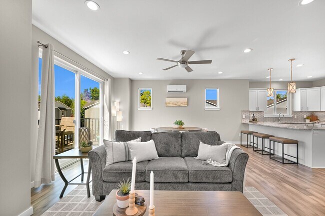 Building Photo - Modern 4-Bed Home in Sunstone Place