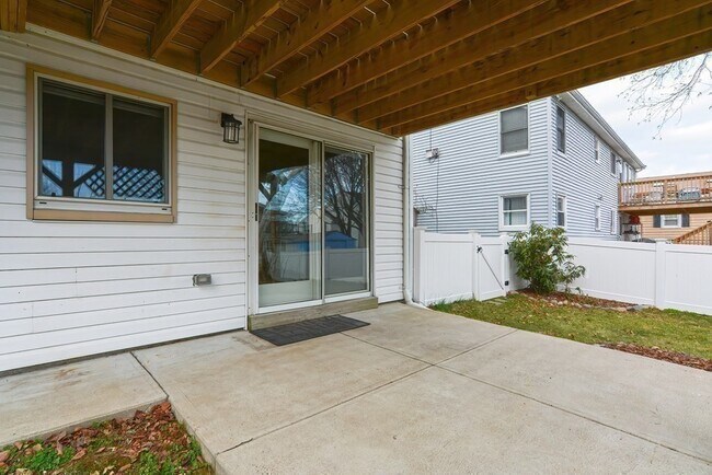 Building Photo - 21 Swan Ave