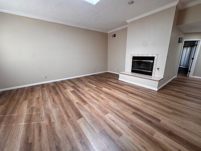 Building Photo - Spacious 2 Bedroom, 2 Bathroom, 2 Car Garage