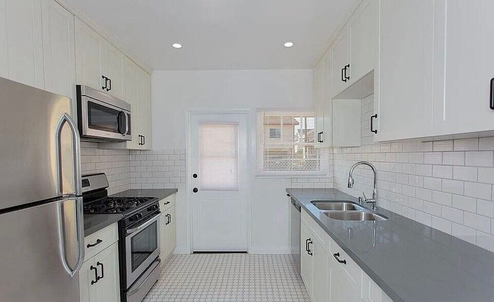 Building Photo - 2001 Linda Rosa Ct