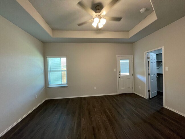 Building Photo - TOWNHOME FOR RENT