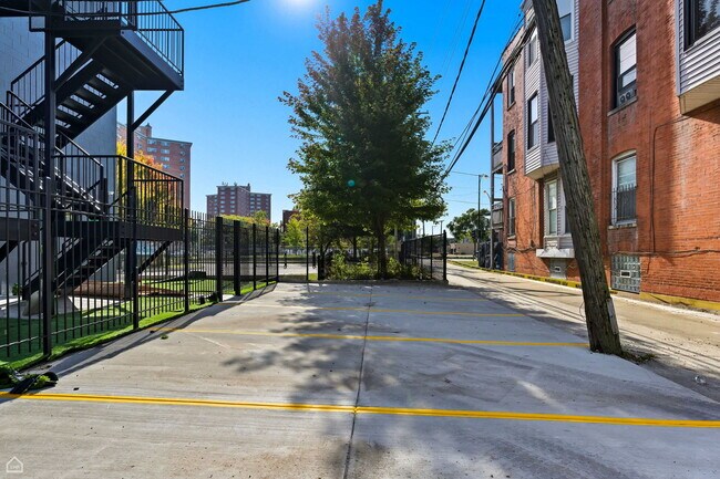 Building Photo - 3902 S Lake Park Ave