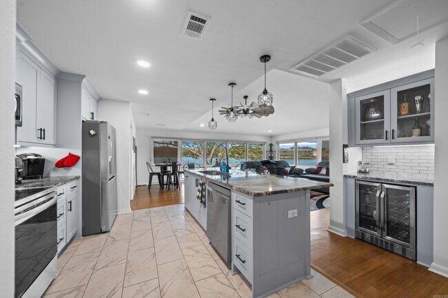 Building Photo - 100 Bayou Point