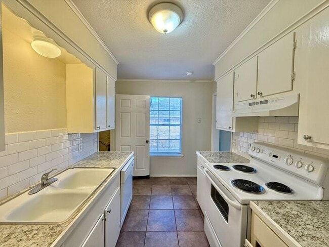 Building Photo - Tour Today! Spacious 3 Bed, 2.5 Bath Duplex