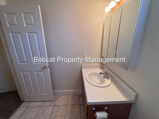 Building Photo - 988 Blue Ridge Dr