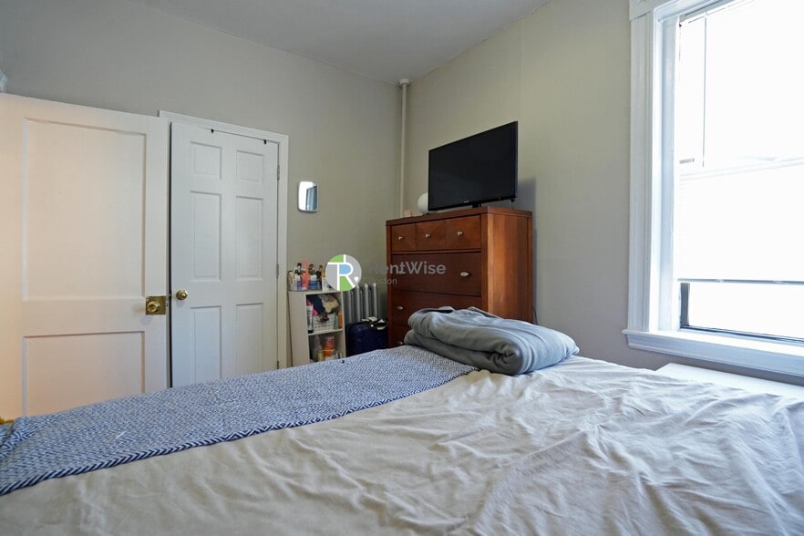 Building Photo - 56 Gardner St