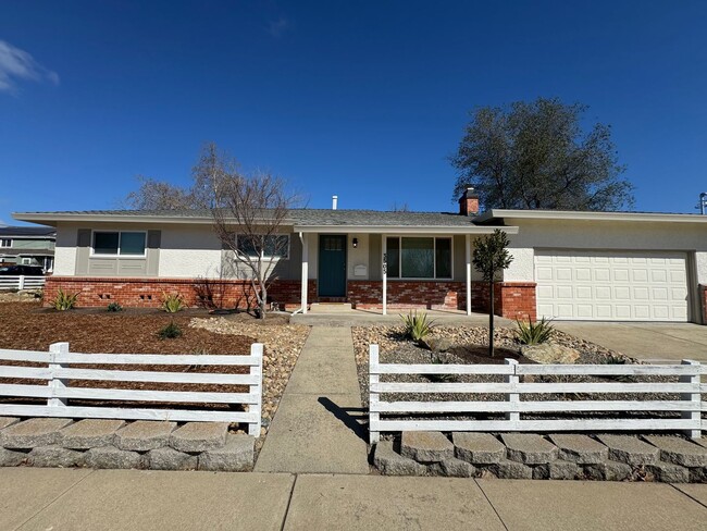 Building Photo - SINGLE STORY ROCKLIN HOME WITH 3 BED, 2 BA...