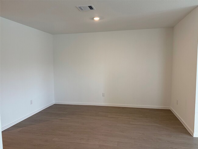 Building Photo - 940 Woodhaven Lks Dr