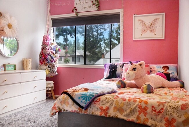 Building Photo - 3 Bedroom Townhome: Prime Location with Pool, Clubhouse and More!