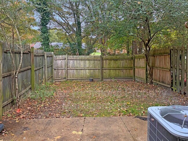 Building Photo - 735 Pleasant St