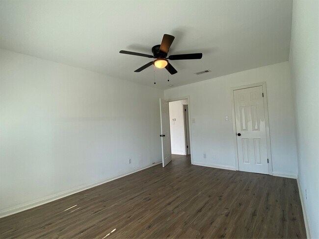 Building Photo - 4963 Culmore Dr