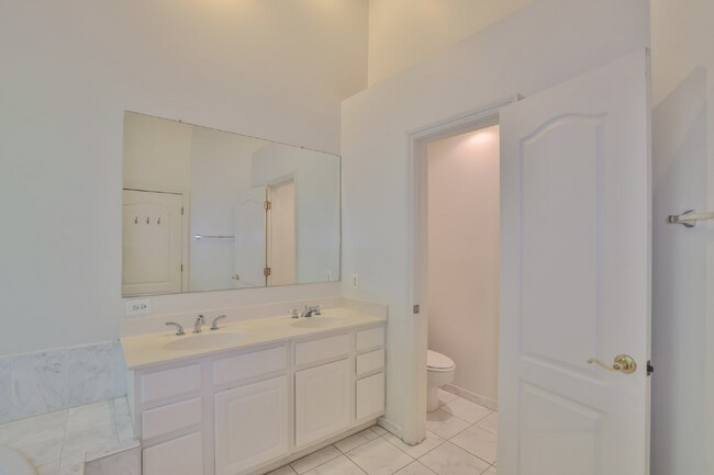 Building Photo - AFFORDABLE and SPACIOUS 3br Townhouse by P...