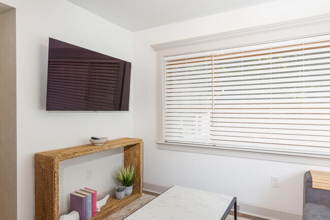 Building Photo - 304 NW 24th St