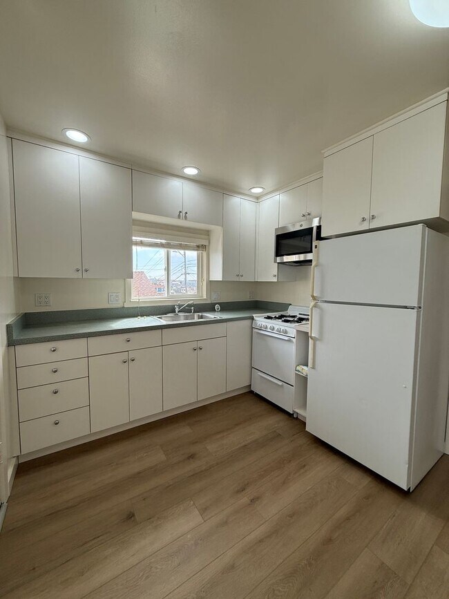 Building Photo - 622 Tamarack Ln
