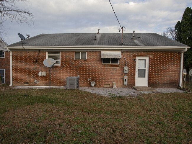 Building Photo - Charming 3BR Brick Ranch
