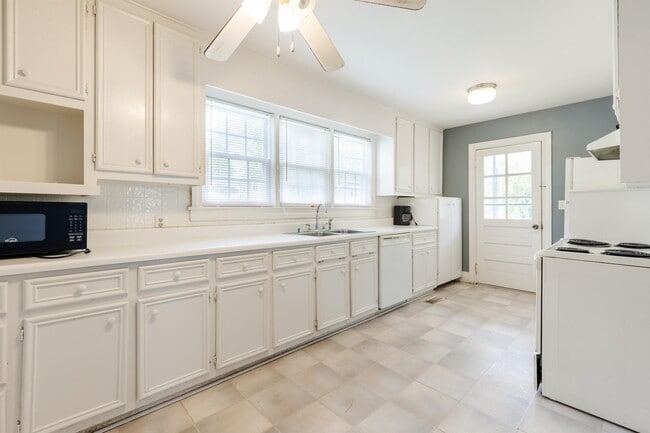 Building Photo - 119 Merrilat Ave