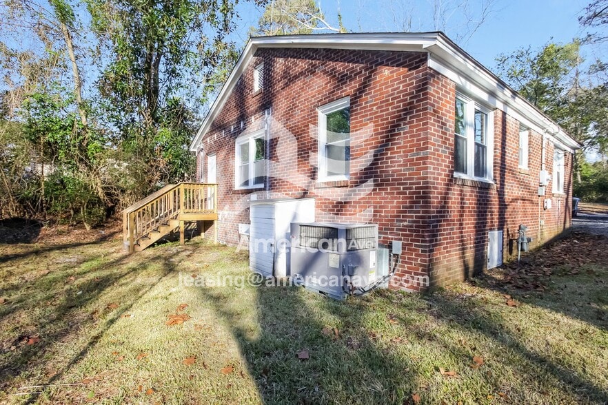 Building Photo - 901 Ashley St