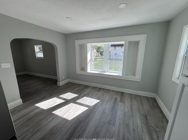 Building Photo - Single Family Home 4 beds 1 bath Available Now!