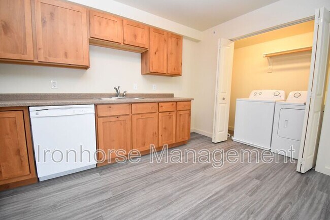 Building Photo - 807 W Villard St