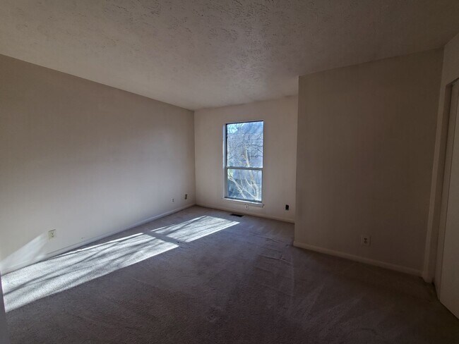 Building Photo - Nice 2 bedroom town home