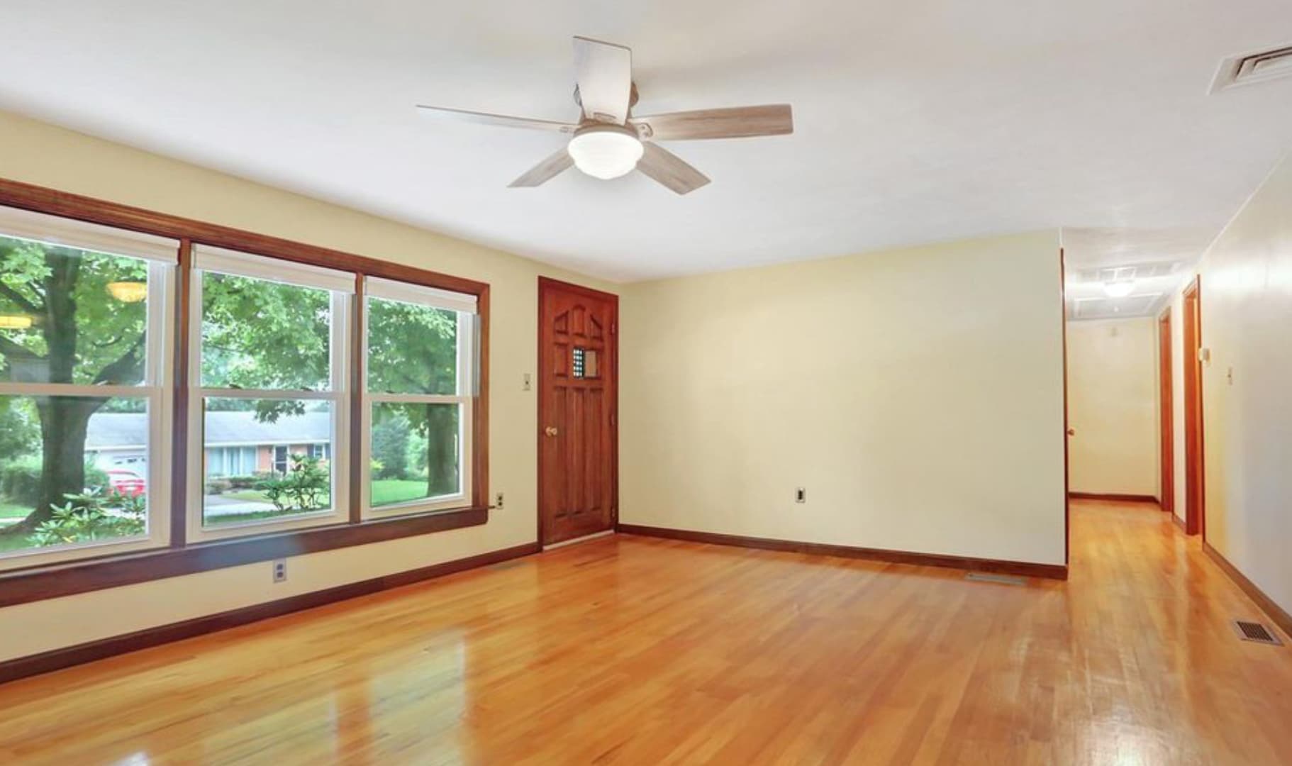 Main Entrance/Living - 407 Mount Allen Drive