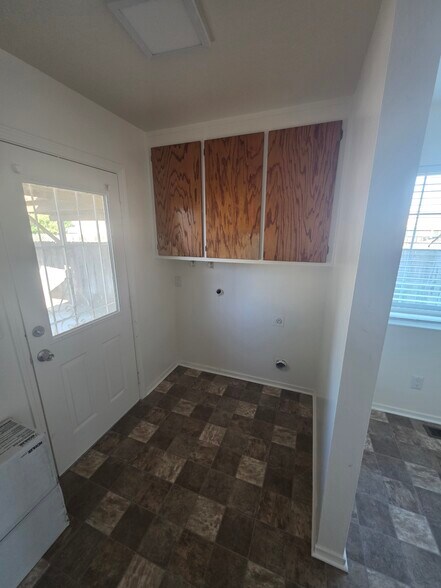 In door laundry area - 325 N Lincoln Ave