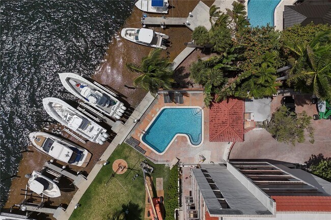 Building Photo - 1632 S Bayshore Ct