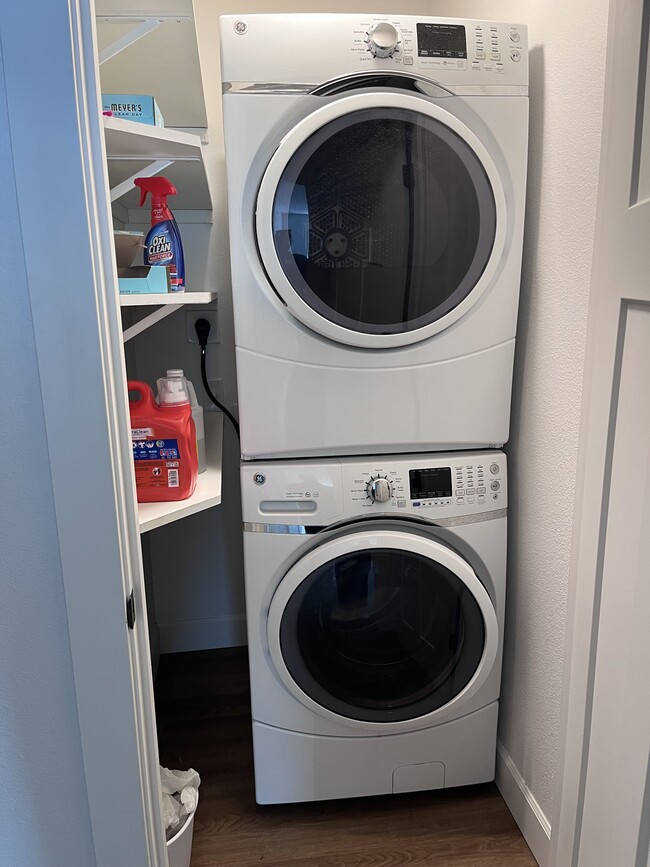 Building Photo - 990 NE Samson St