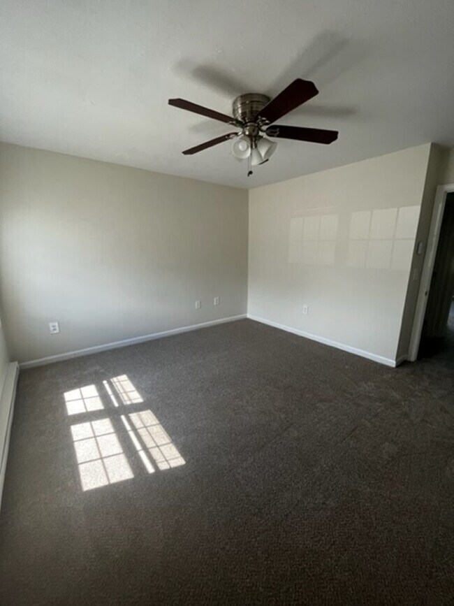 Building Photo - Gorgeous Renovated Townhouse!