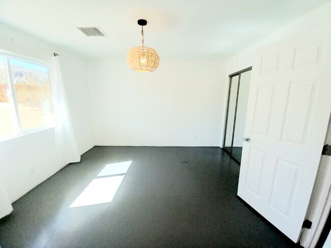 Building Photo - Fantastic Rental Opportunity in South Josh...