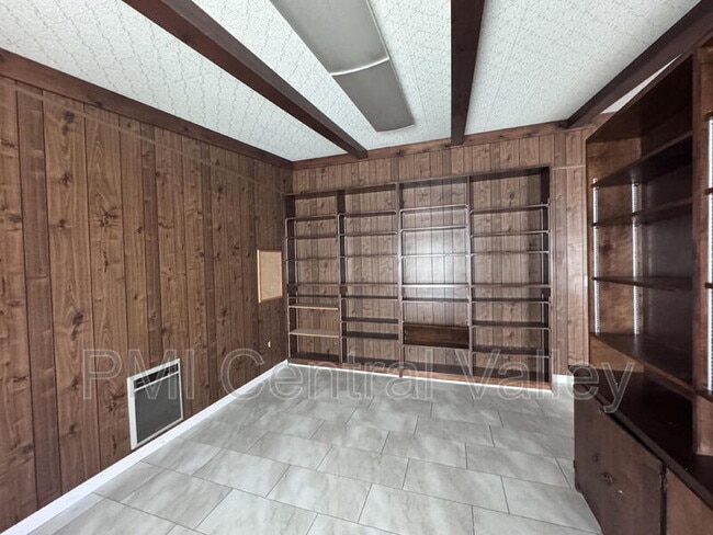 Building Photo - 4650 Dahlia Dr