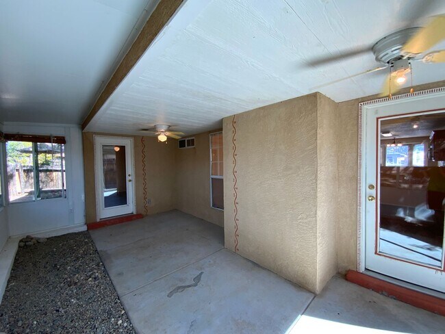 Building Photo - 3 Bedroom Single Story Home Near Unser Blv...