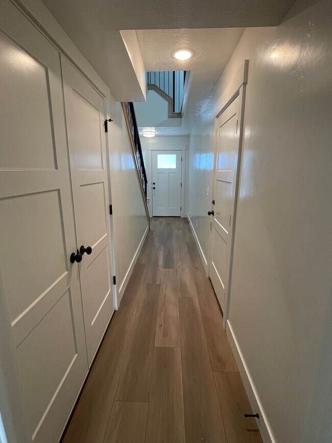 Building Photo - Freshly Updated Townhome with Walk-In Clos...