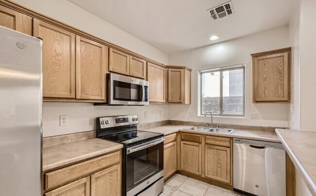 Building Photo - 3 bed 2.5 Bath Townhouse in Cave Creek