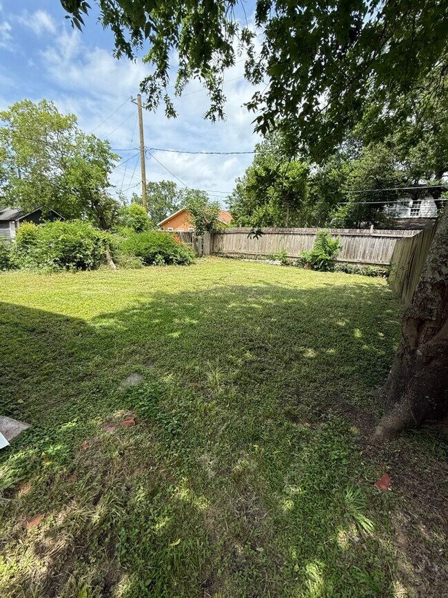 Building Photo - 916 N Gaillard St