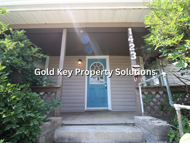 Building Photo - Updated 2 BR 1 BA House with Garage and Ce...