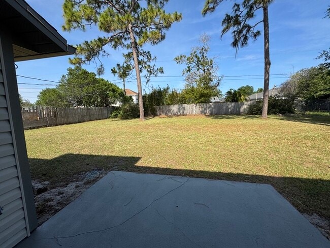 Building Photo - 1732 Laredo Dr